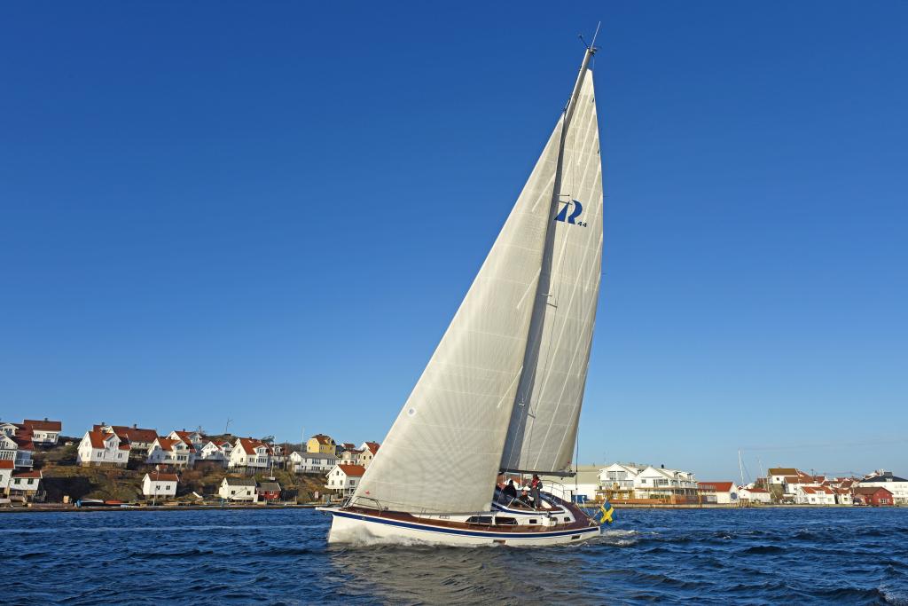 170506092644-HR44sailing737RTomlinson