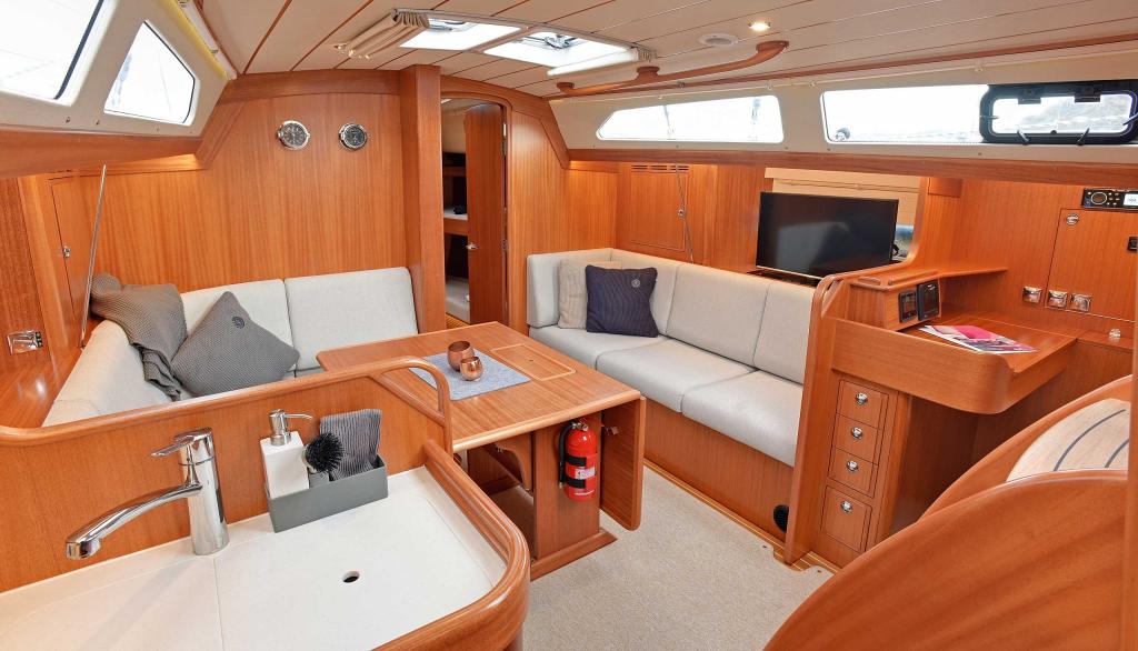 211007095427-HR44saloon1140RTomlinson