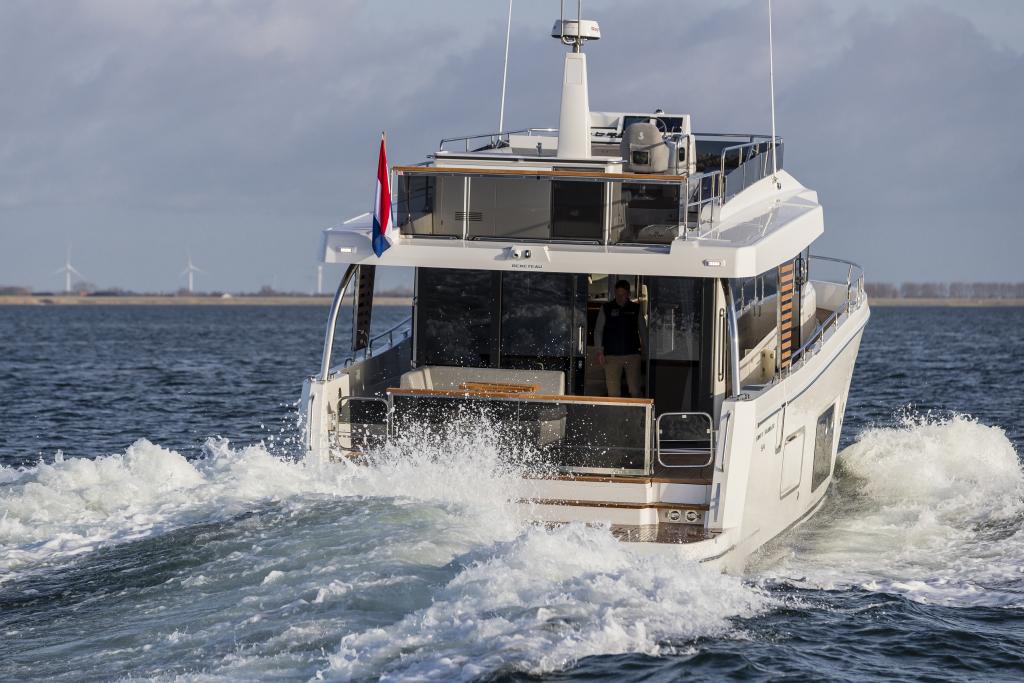 beneteau-swift-trawler-54-exterieur-achterzijde-varend.jpg
