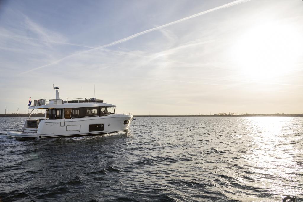 beneteau-swift-trawler-54-exterieur-varend-zijaanzicht-zonsondergang.jpg