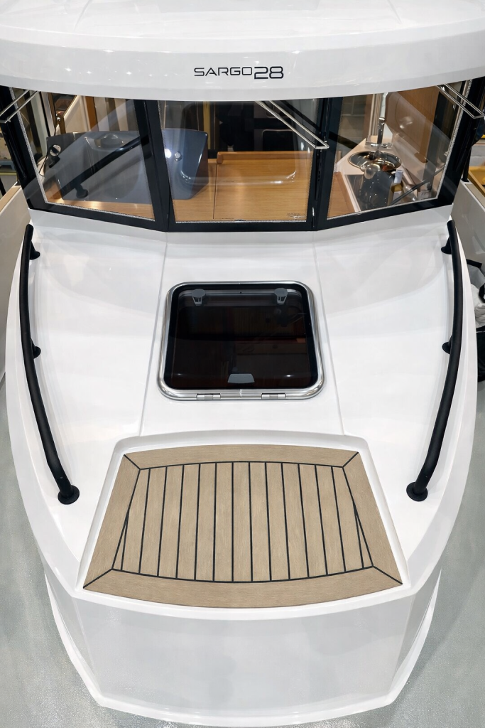 sargo-28-front-deck.jpg