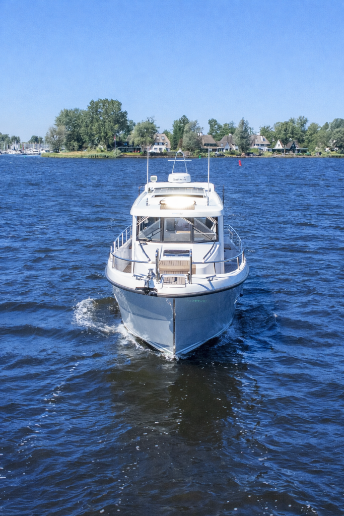 sargo-33-exterior-bow.jpg