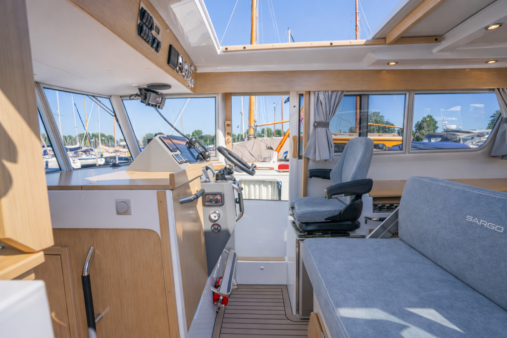 sargo-33-interior-wheelhouse.jpg