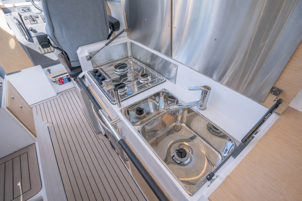 sargo-33-interior-galley.jpg
