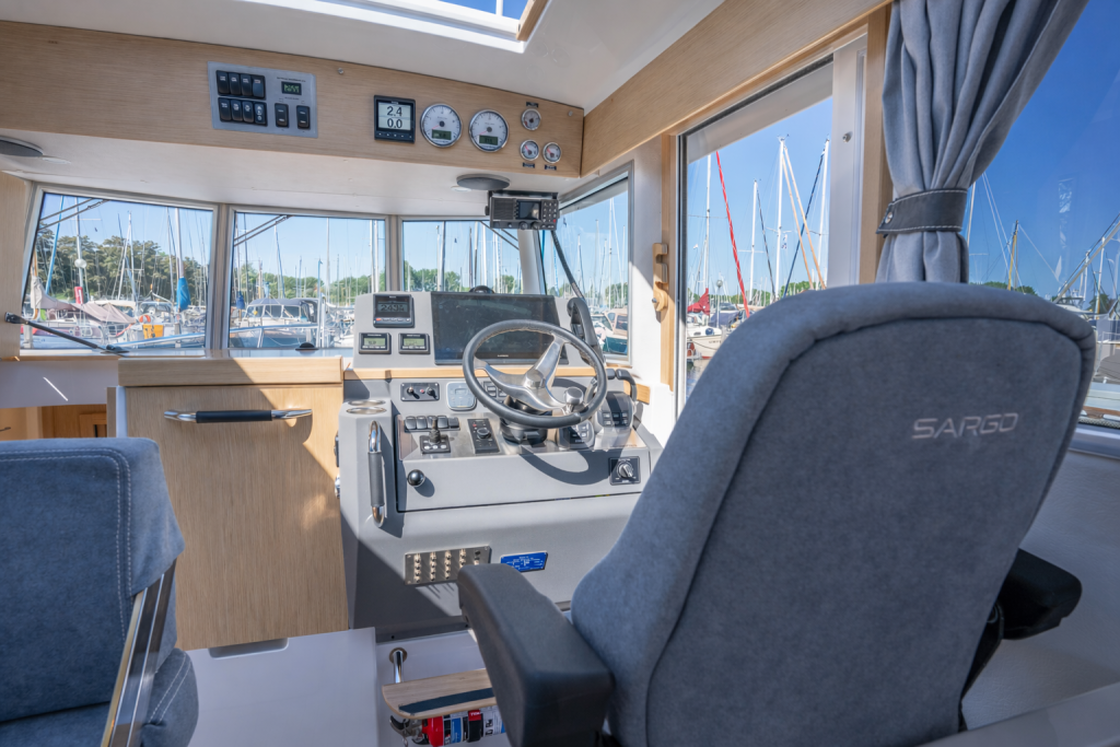 sargo-33-interior-view-from-helm.jpg