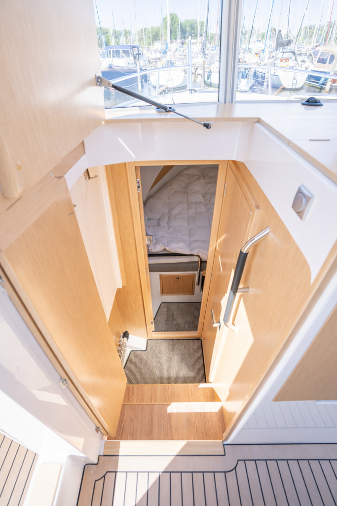 sargo-33-cabin-forward-daylight.jpg