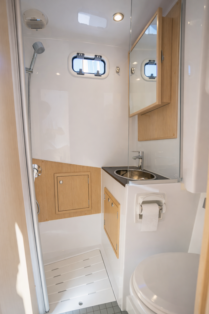 sargo-33-interior-head.jpg