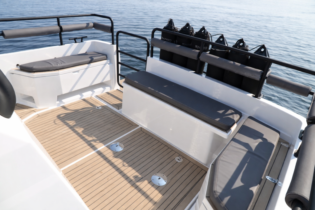 sargo-33-explorer-aft.jpg