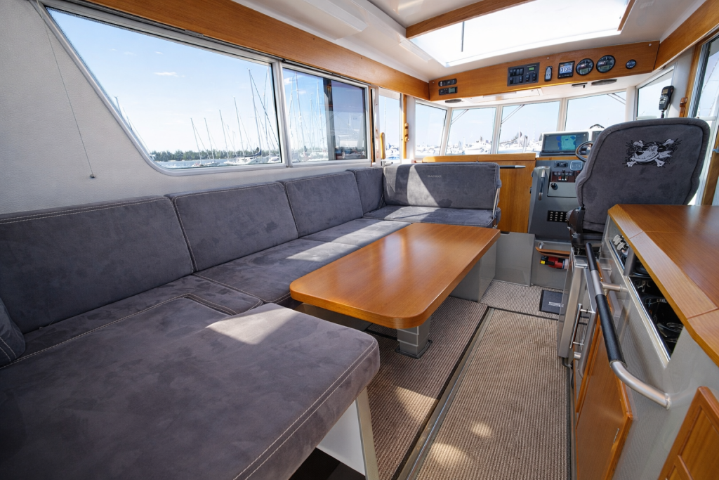 sargo-33-explorer-interion-saloon.jpg