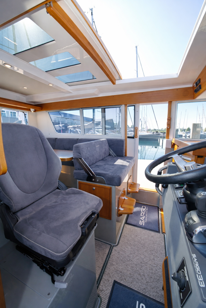 sargo-33-explorer-interior-wheelhouse.jpg