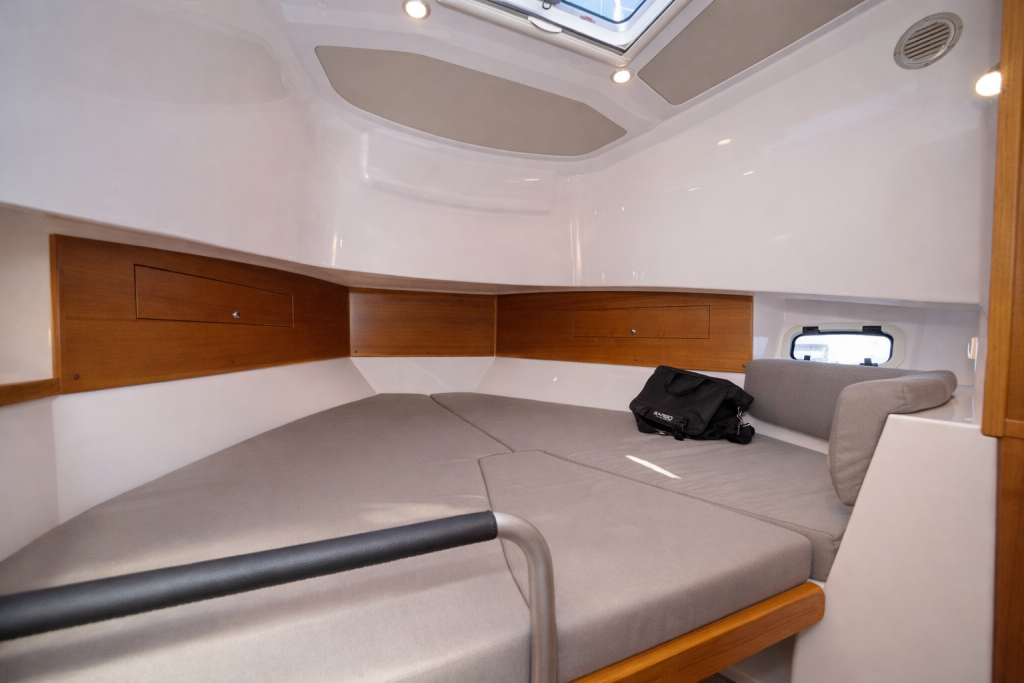 sargo-33-explorer-cabine.jpg