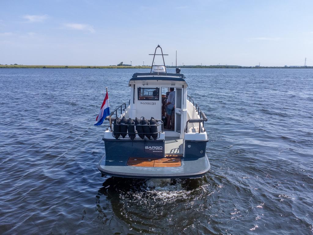 sargo-31-explorer-aft-view.jpg