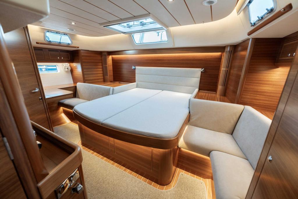 Hallberg-Rassy57teakaftcabin4396ABylund.jpg