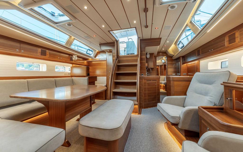 Hallberg-Rassy57teaksaloon4400ABylund.jpg