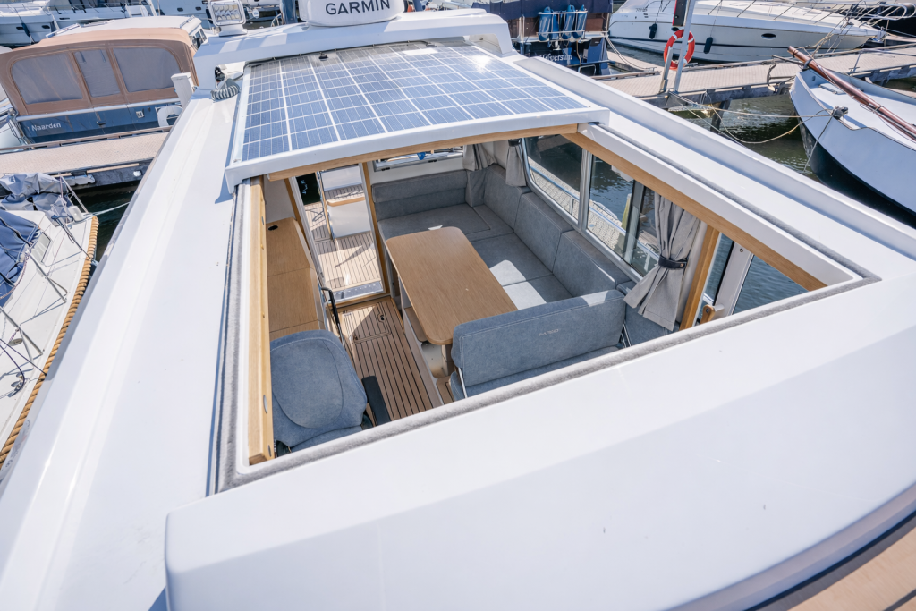 sargo-33-luxury-interior-sunroof.jpg