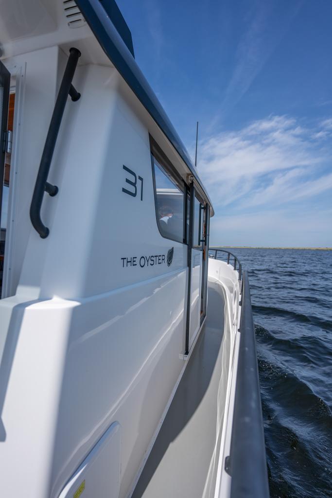 sargo-31-explorer-walkaround-deck.jpg