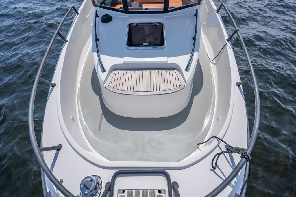 sargo-31-explorer-front-deck-view.jpg