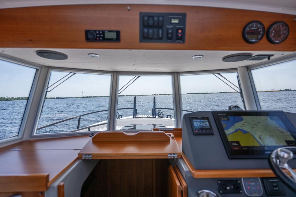 sargo-31-explorer-helm-position.jpg