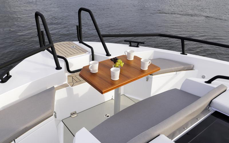 sargo-45-aft-deck-seating-table.jpg