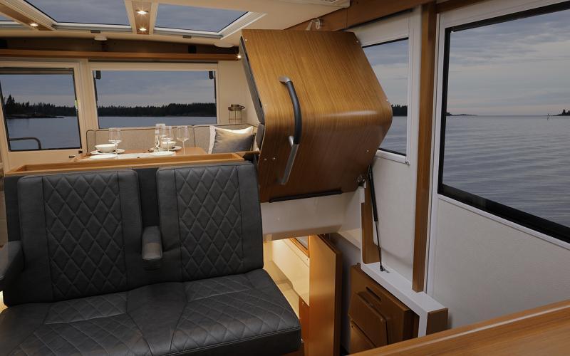 sargo-45-interior-staircase-to-lower-deck.jpg