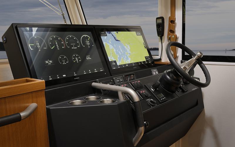 sargo-45-pilothouse-helm-station-interior.jpg
