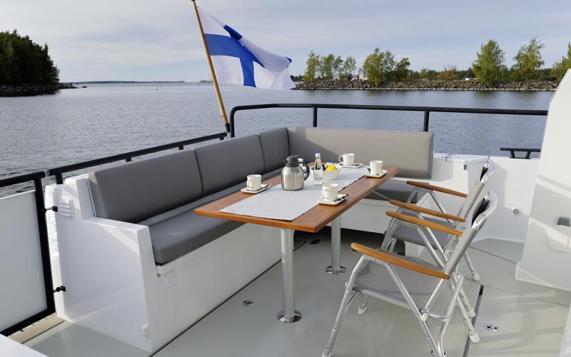 sargo-45-aft-cockpit-seating-area.jpg