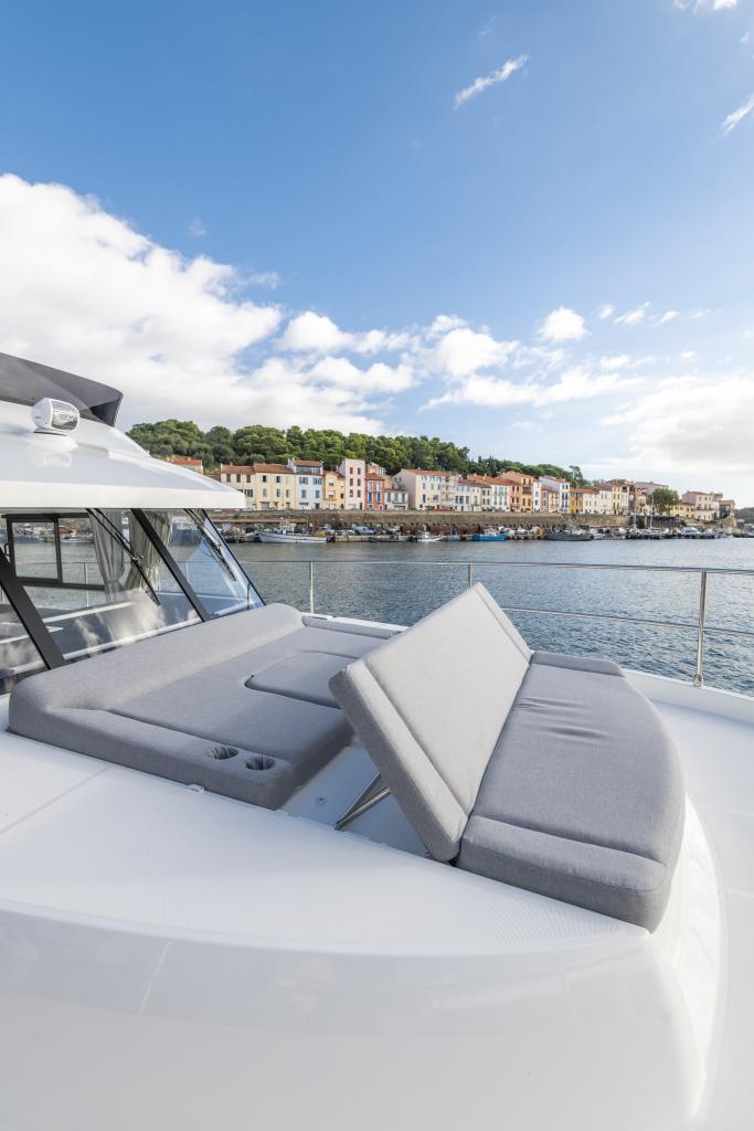 beneteau-swift-trawler-41-fly-foredeck-sunpad-harbor.jpg