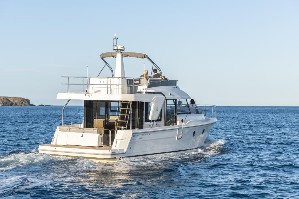 beneteau-swift-trawler-41-fly-exterior-running-stern-view.jpg