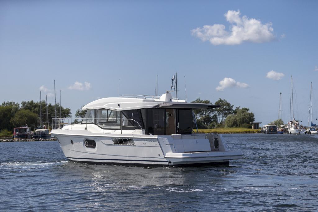 swift-trawler-41-sedan-exterior-stern-port.jpg