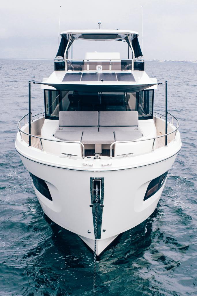 beneteau-swift-trawler-48_exterior_bow_front_still_01.jpg