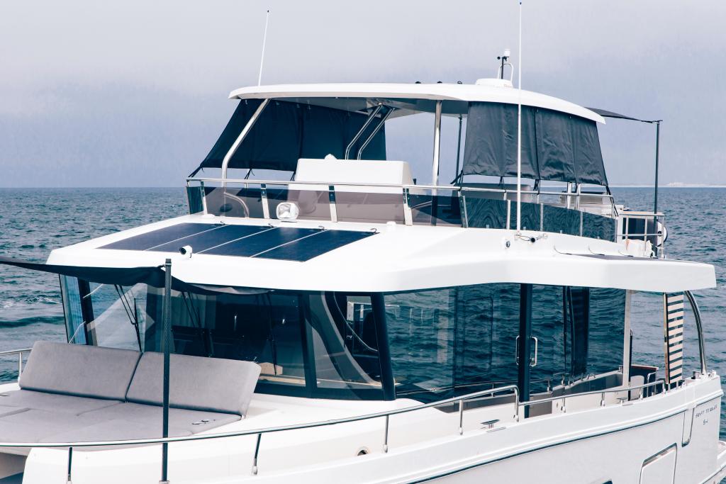 beneteau-swift-trawler-48_exterior_flybridge_front_detail_02.jpg