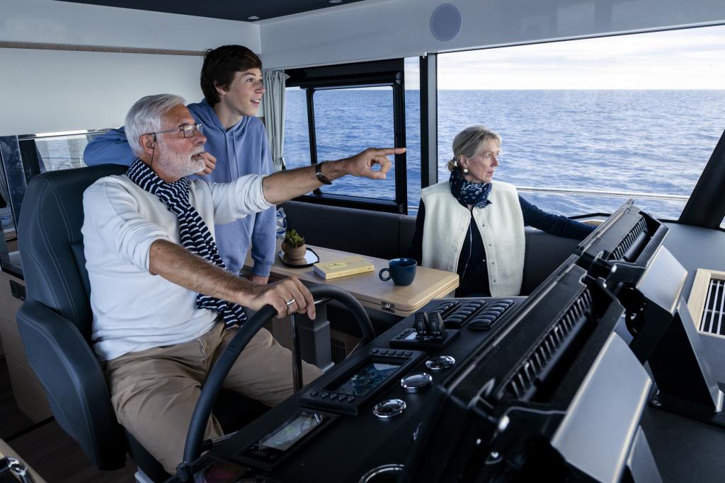 beneteau-swift-trawler-54-aan-het-roer-interieur.jpg