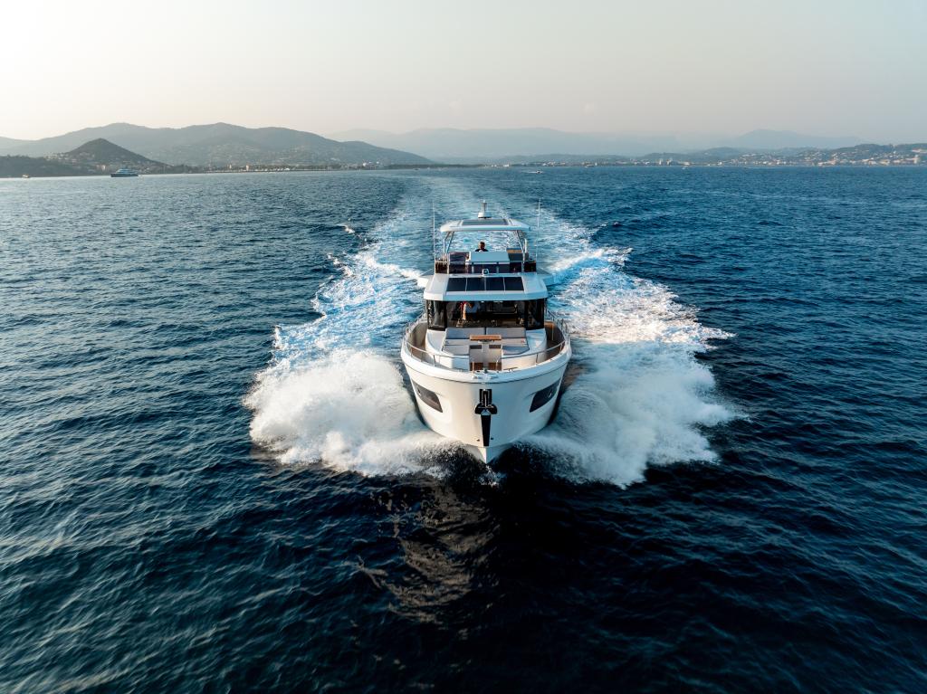 beneteau-swift-trawler-48_exterior_running_front_05.jpg