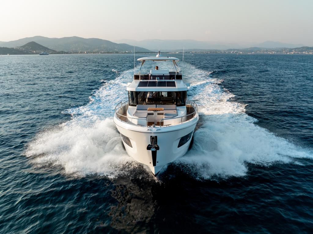 beneteau-swift-trawler-48_exterior_running_front_05.jpg