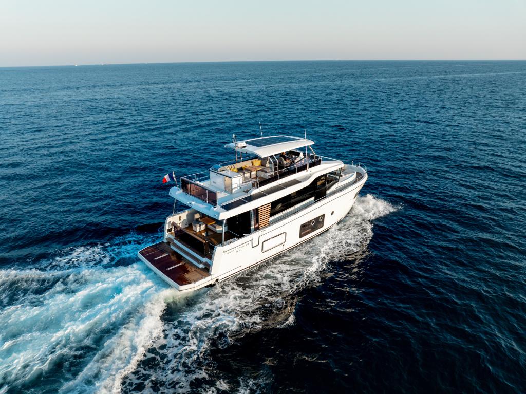 beneteau-swift-trawler-48_exterior_running_aerial_starboard_06.jpg