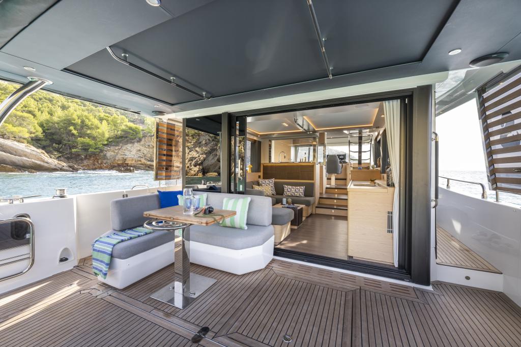 swift-trawler-54-cockpit-naar-salon.jpg