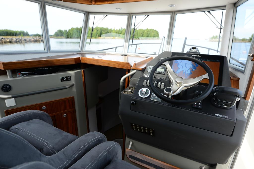 sargo-28-explorer-helm-position.jpg