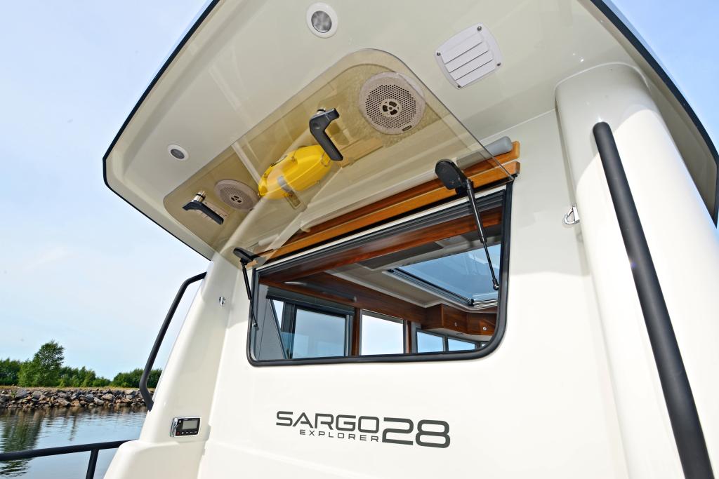 sargo-28-explorer-deck-detial.jpg