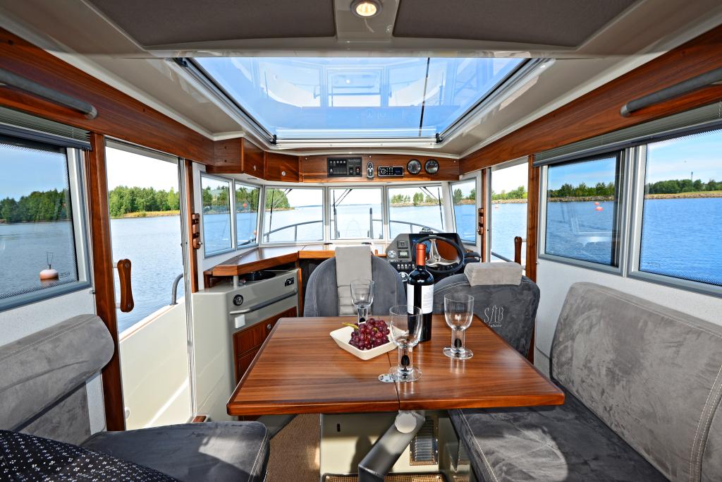 sargo-28-explorer-interior.jpg