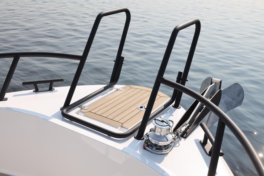 sargo-33-explorer-exterior-details.jpg