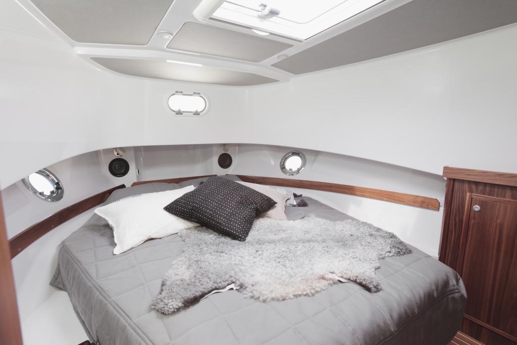 sargo-36-explorer-master-cabin-interior.jpg