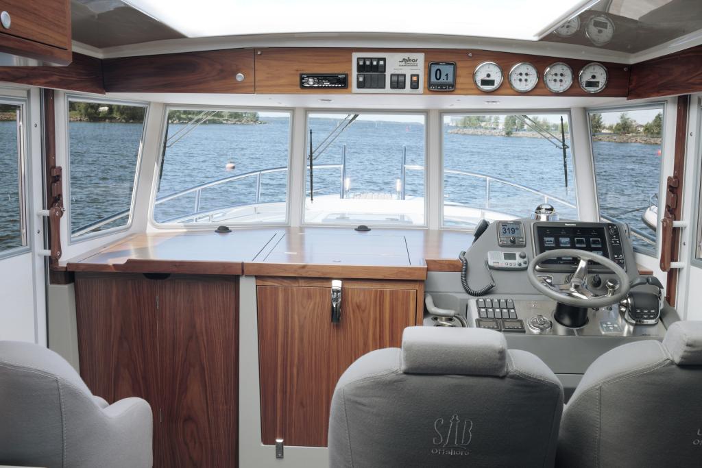 sargo-36-explorer-wheelhouse-helm-station-interior.jpg