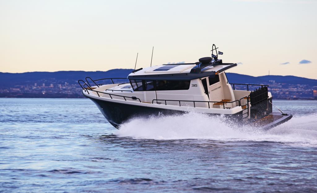 sargo-36-explorer-exterior-side-profile-underway.jpg