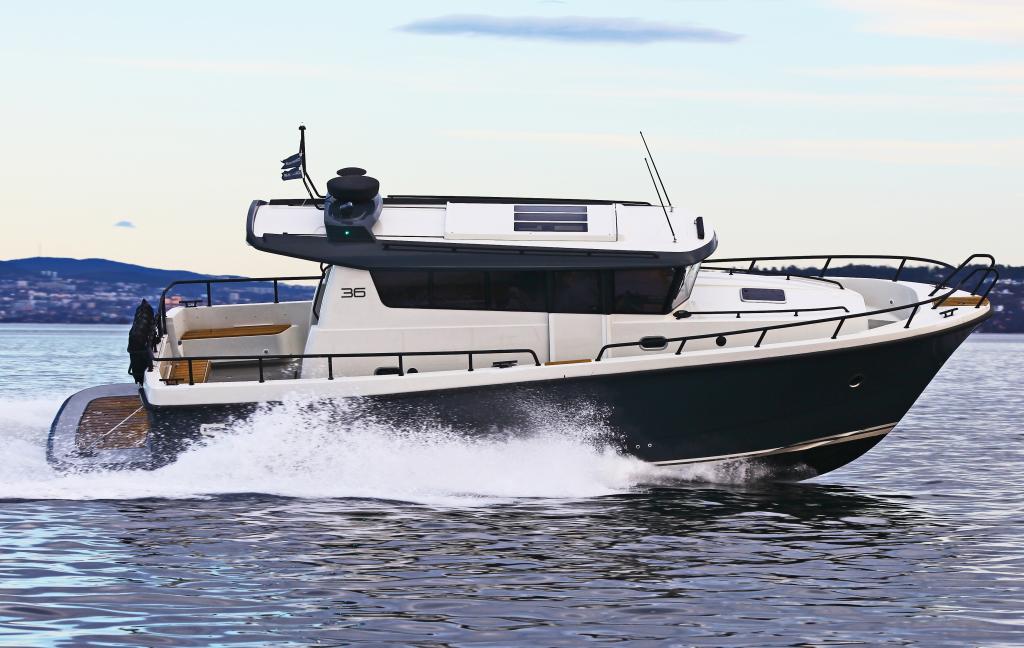 sargo-36-explorer-exterior-underway-front-view.jpg