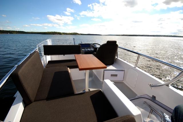 sargo-36-fly-flybridge-zithoek-tafel.jpg