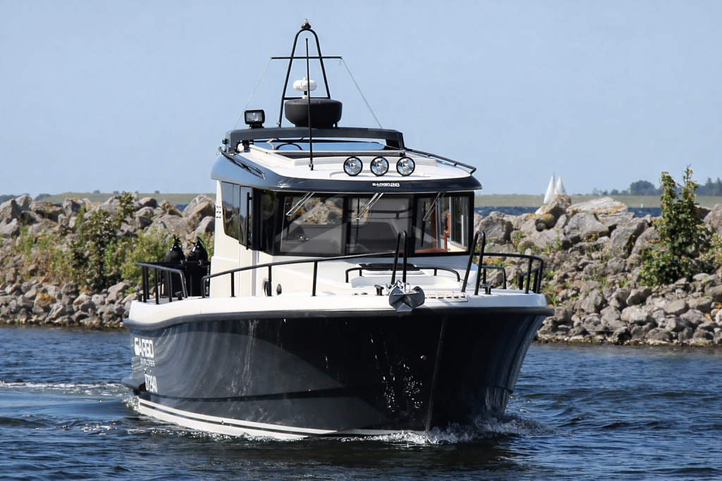 sargo-28-explorer-on-open-water.jpg