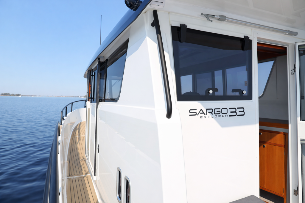 sargo-33-explorer-side-deck-walkway.jpg