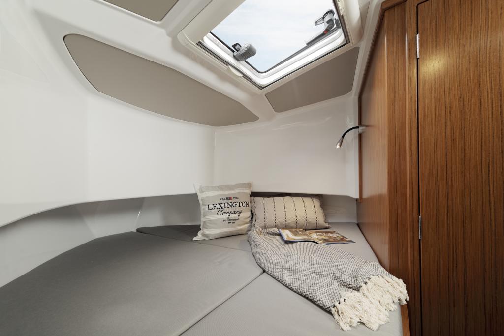 sargo-28-forward-cabin.jpg