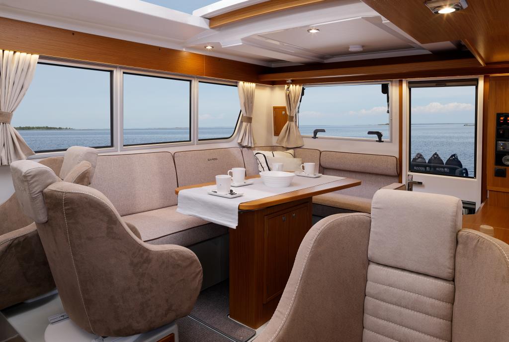 sargo-36-salon-lounge-seating-interior-teak.jpg