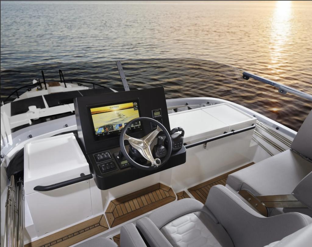 sargo-45-flybridge-helm-station.jpg